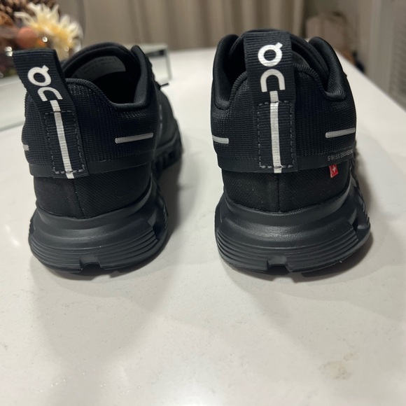 On Running Women’s Black Cloud 6 Waterproof Shoes - Picture 5 of 8